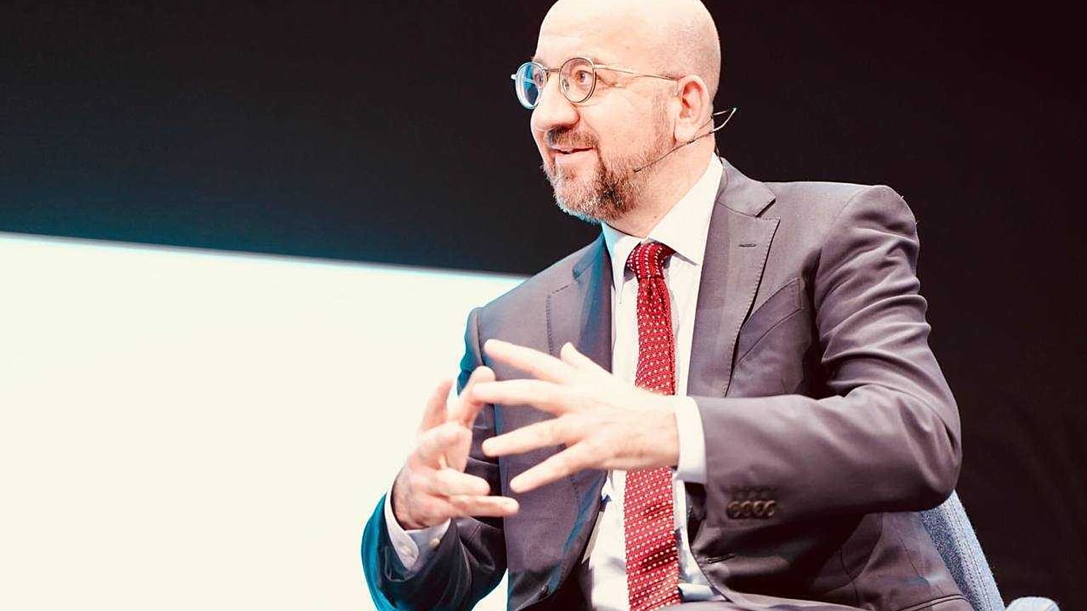 Le président du Conseil européen Charles Michel (C) participe à un événement d'Euronews à Bruxelles, le 19 mars 2024.