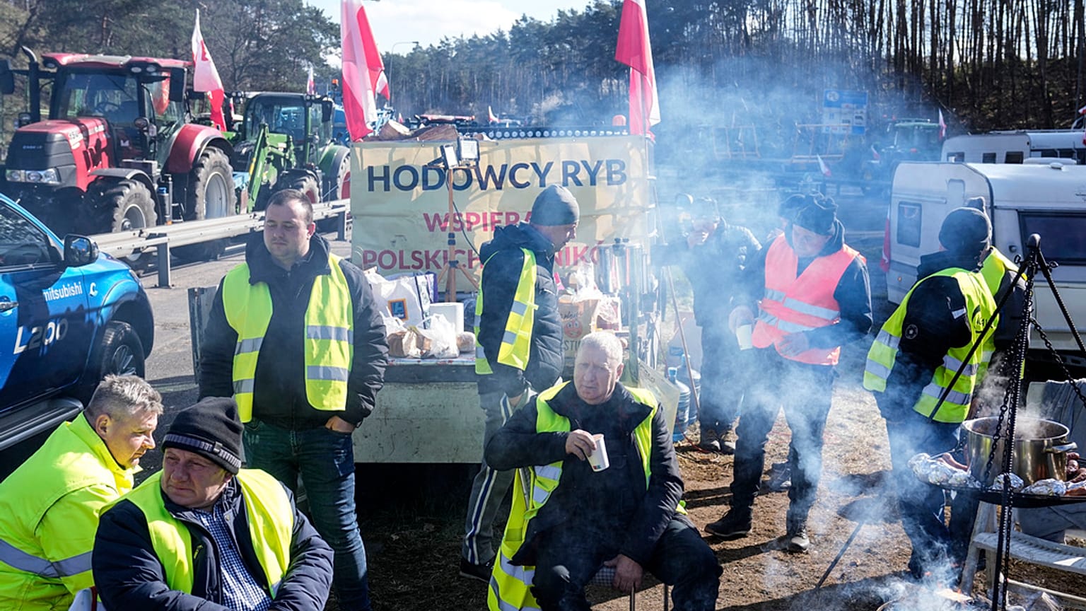 Agricultores acampan con sus tractores para bloquear una carretera cerca de la frontera alemana en Świecko en Slubice, Polonia, martes 19 de marzo de 2024.