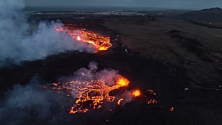 Извержение вулканов на полуострове Рейкьянес в Исландии