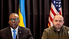 Le secrétaire américain à la Défense Lloyd Austin (gauche) et son homologue ukrainien Rustem Umerov (droite) réunis à la base aérienne de Ramstein, Allemagne, le 19 mars 2024.