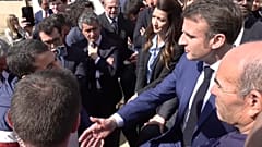Ο Ε. Μακρόν στην επίσκεψή του στη Μασσαλία όπου θα διεξαχθούν αγωνίσματα των ΟΑ 2024