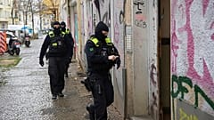Γερμανοί αστυνομικοί πραγματοποιούν έφοδο σε κτίριο στο Βερολίνο, Νοέμβριος 2023