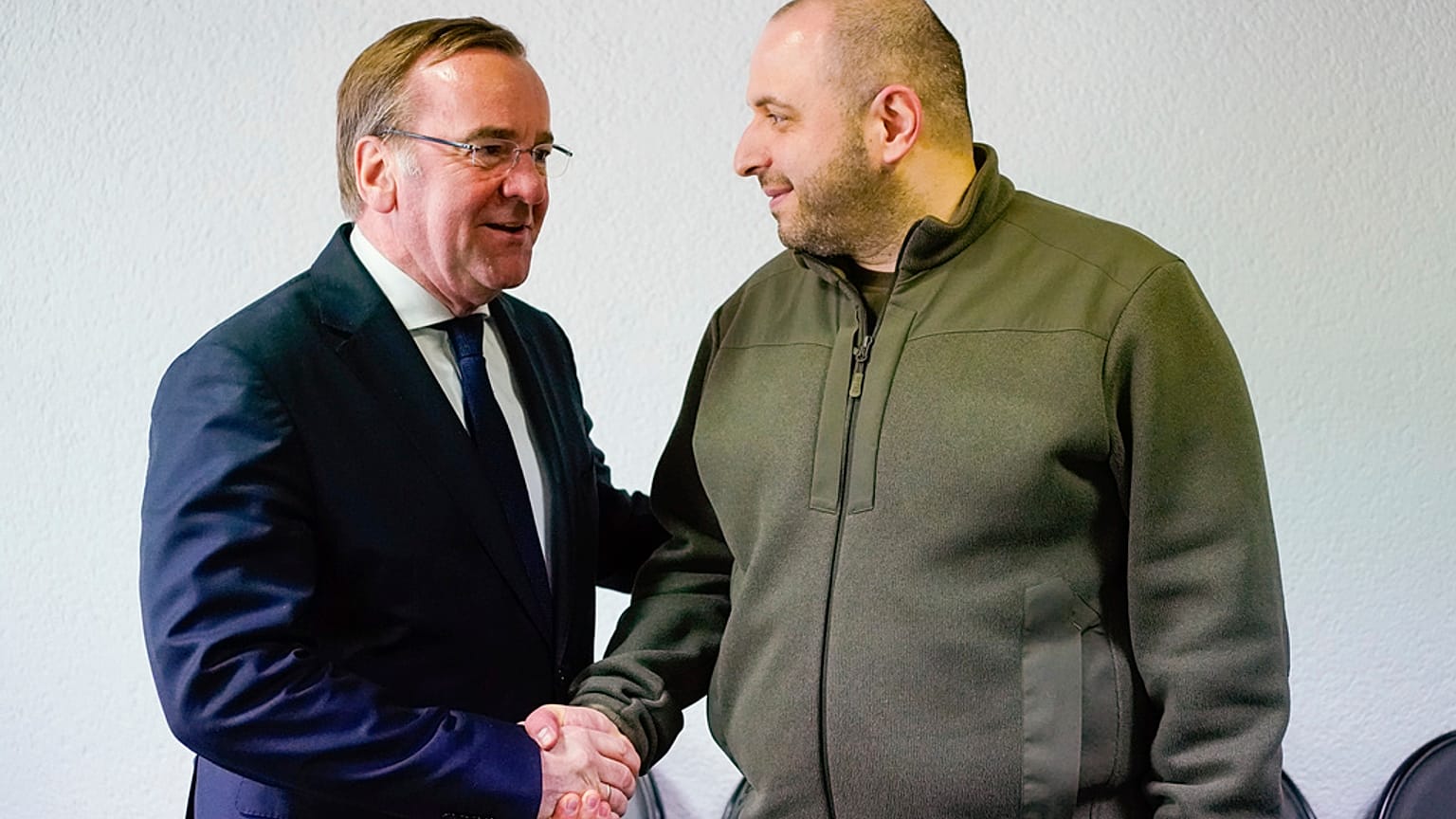 Boris Pistorius, ministro alemão da Defesa (esquerda) encontra-se com o homólogo ucraniano, Rustem Umjerow, na base americana de Ramstein, na Alemanha.