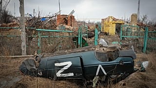 Ein beschädigtes Auto mit dem Symbol der russischen Truppen ist im Dorf Kamenka, Region Charkiw, Ukraine, am Sonntag, 17. März 2024, zu sehen.