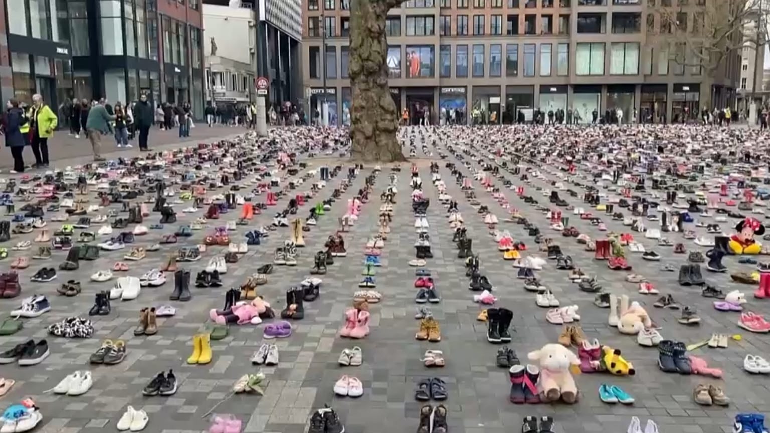 Gedenken an die in Gaza getöteten palästinensischen Kinder mit 14.000 Schuhen in Utrecht.