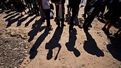 Des migrants attendent d'être contrôlés par les autorités américaines à la frontière entre États-Unis et le Mexique, le 19 octobre 2023, à Eagle Pass, au Texas.