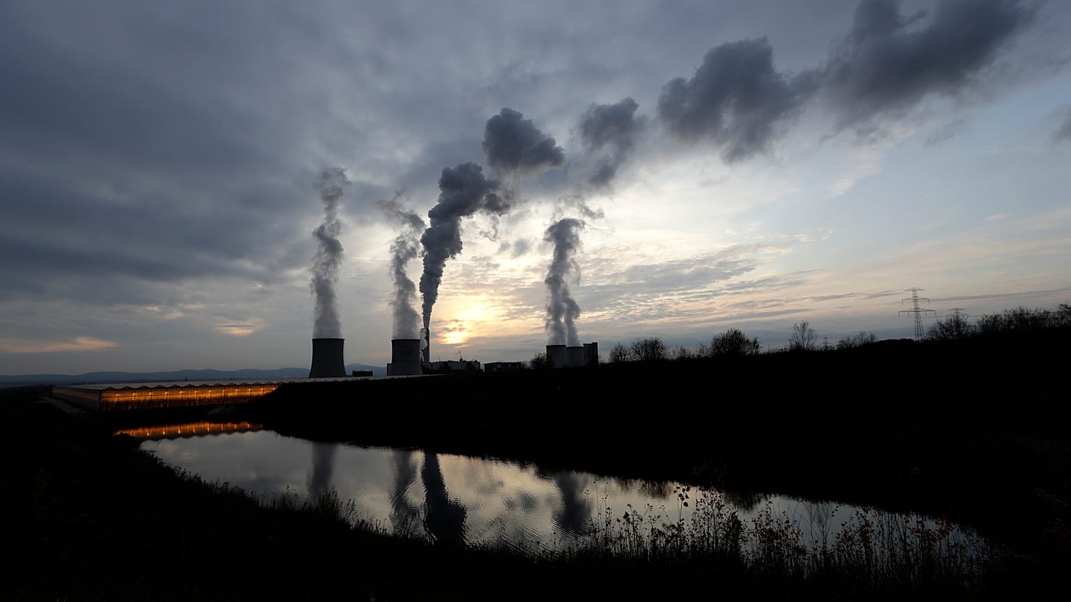 La central eléctrica de Turów ubicada junto a la mina de carbón de lignito de Turów cerca de la ciudad de Bogatynia, Polonia, el 19 de noviembre de 2019.