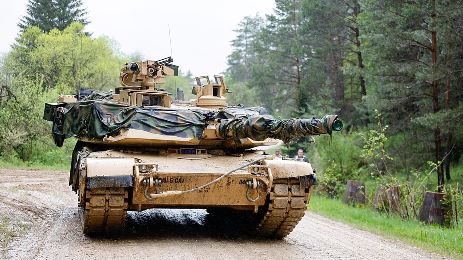 دبابة أمريكية من طراز "ابرامز M1A2".