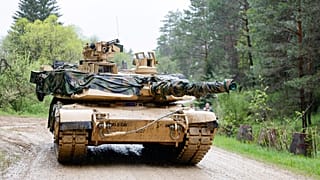  دبابة أمريكية من طراز "ابرامز M1A2".