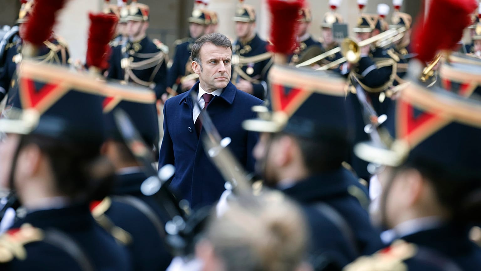 Macron elnök egy katonai szemlén, 2024 február 24. 
