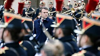 Macron elnök egy katonai szemlén, 2024 február 24. 