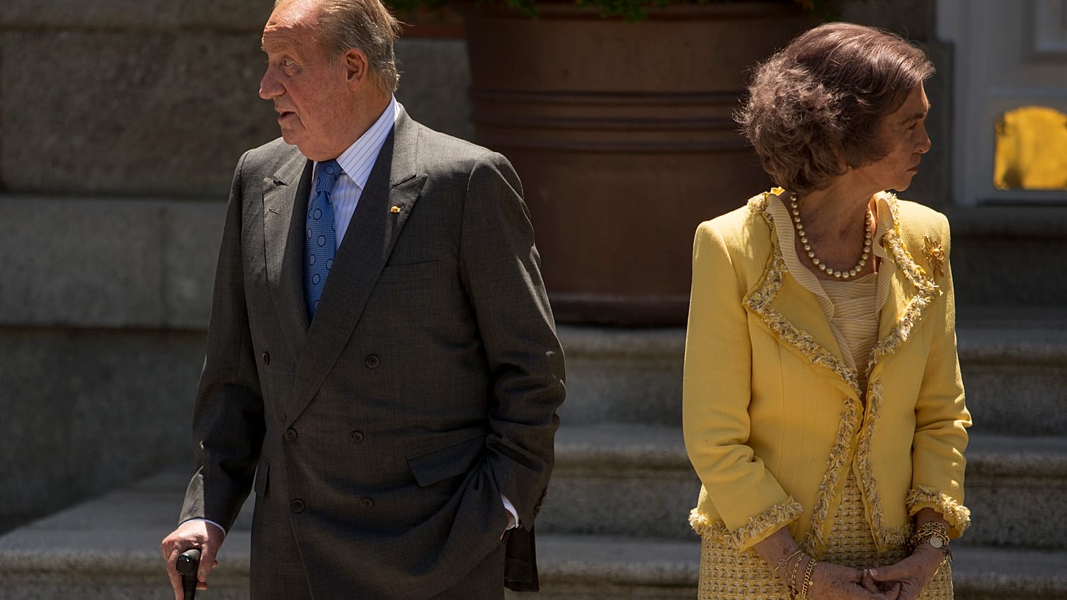 El Rey Juan Carlos, izquierda, y la Reina Sofía, derecha, en el Palacio de la Zarzuela, cerca de Madrid, el 9 de junio de 2014.