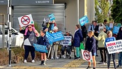 Auckland'da e-sigara dükkanının açılacağı yere yakın bir okulun önünde protesto gösterisi yapanlar, 1 Ağustos 2023.
