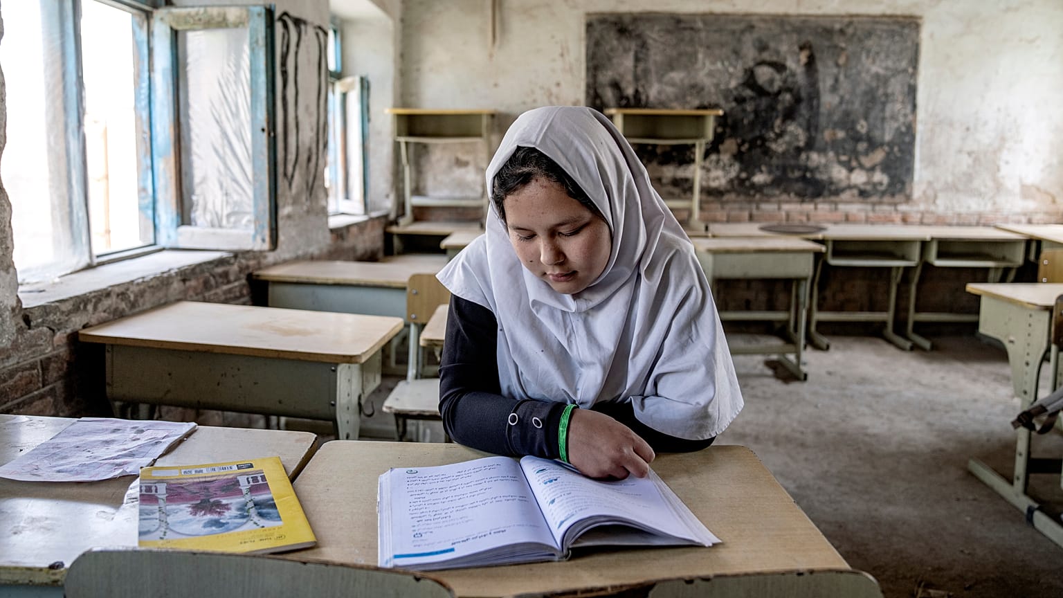Une fille lit un livre dans sa classe le premier jour de la nouvelle année scolaire à Kaboul.