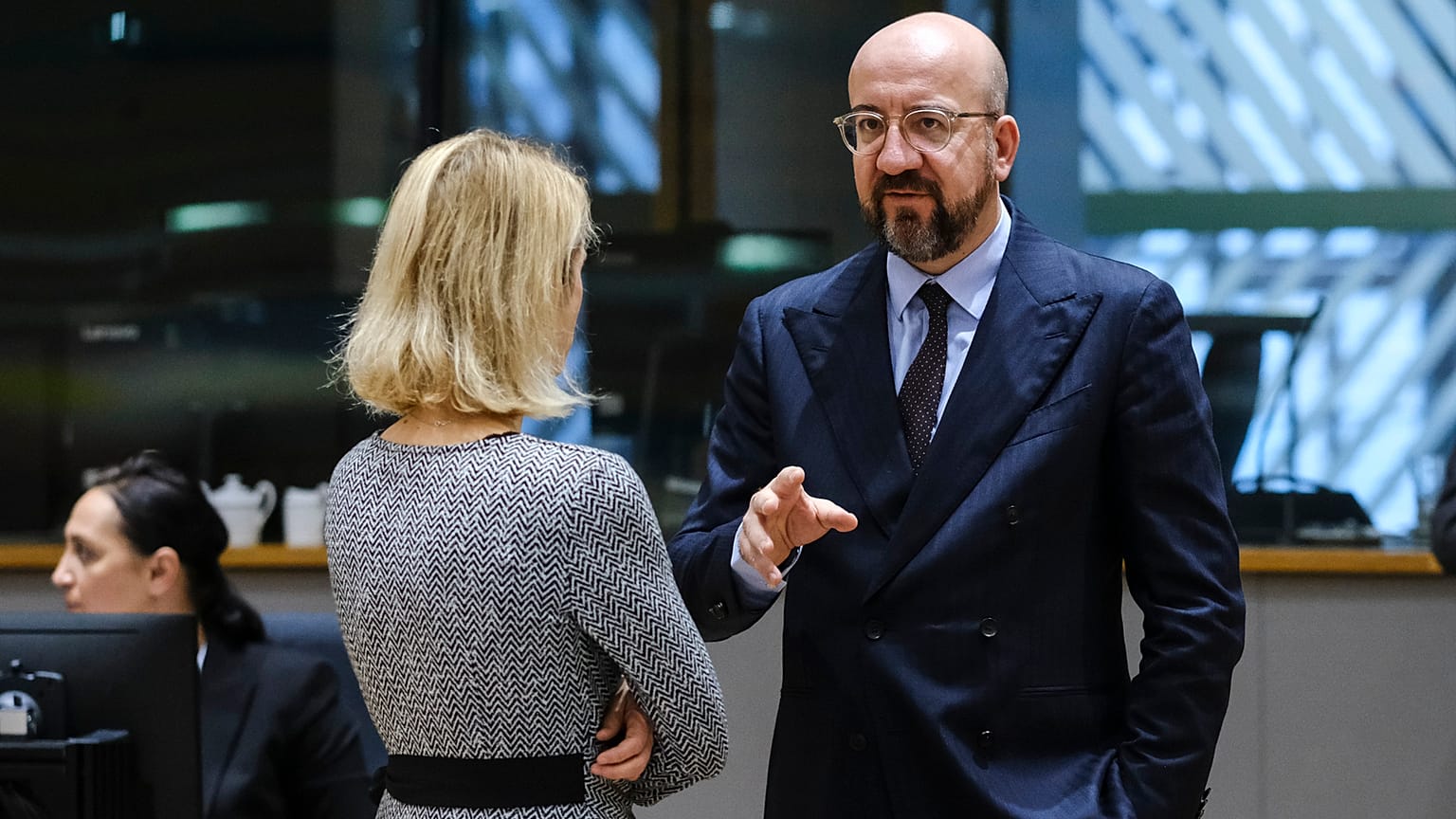 Charles Michel, az Európai Tanács elnöke beszélget Kaja Kallas észt miniszterelnökkel a februári EUCO-csúcstalálkozón.