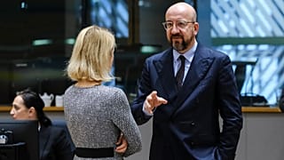 O presidente do Conselho Europeu, Charles Michel, fala com a primeira-ministra da Estónia, Kaja Kallas, na cimeira da EUCO, em fevereiro