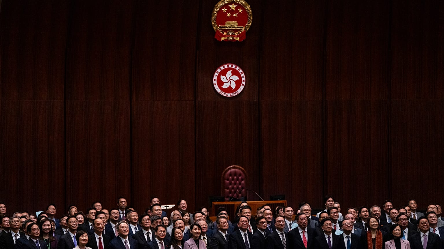 I legislatori di Hong Kong dopo l'approvazione della nuova legge sulla sicurezza, basata sull'articolo 23 della Basic Law dell'ex colonia britannica
