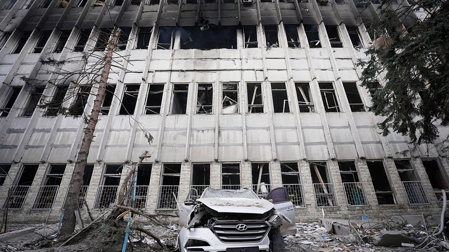 Un edificio colpito da un bombardamento russo dopo lo spegnimento dell'incendio, Kharkiv, Ucraina, 20 marzo 2024