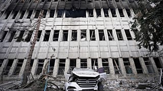 Un edificio colpito da un bombardamento russo dopo lo spegnimento dell'incendio, Kharkiv, Ucraina, 20 marzo 2024