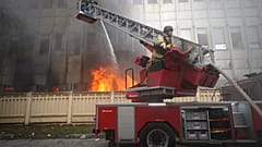 Пожарные борются с огнём на месте российского ракетного удара, Харьков, 20 марта 2024 года. 
