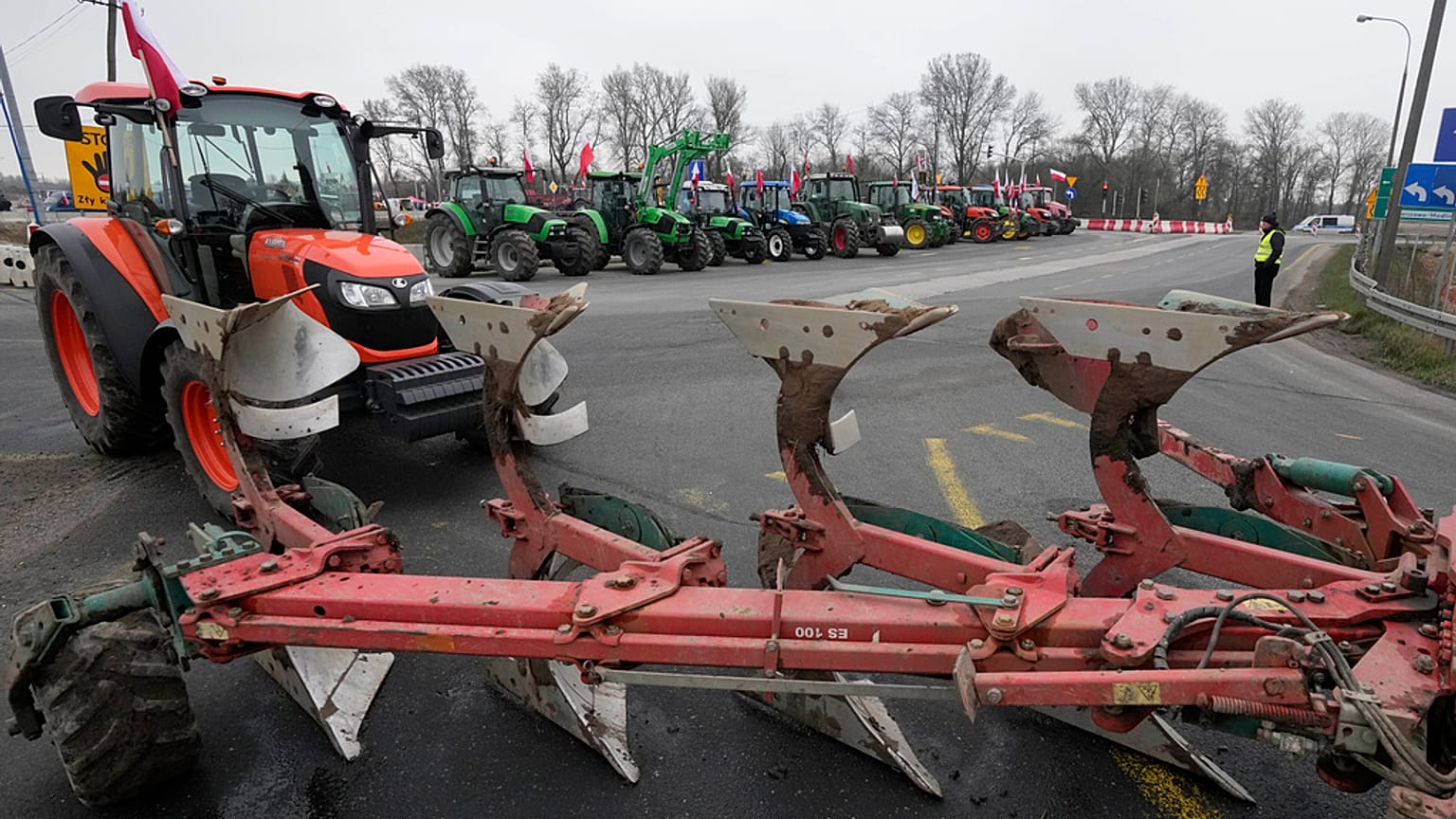 Imagen de tractores de algunos agricultores polacos que han bloqueado carreteras cerca de Varsovia para protestar.