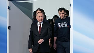 Vlagyimir Putyin moszkvai kampányközpontjában az elnökválasztás utolsó napján (2024. március 17.) 