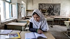 Taliban, altıncı sınıfın üzerindeki kız çocuklarının okula gitmesine izin vermiyor 