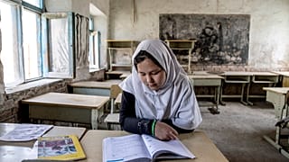Taliban, altıncı sınıfın üzerindeki kız çocuklarının okula gitmesine izin vermiyor 