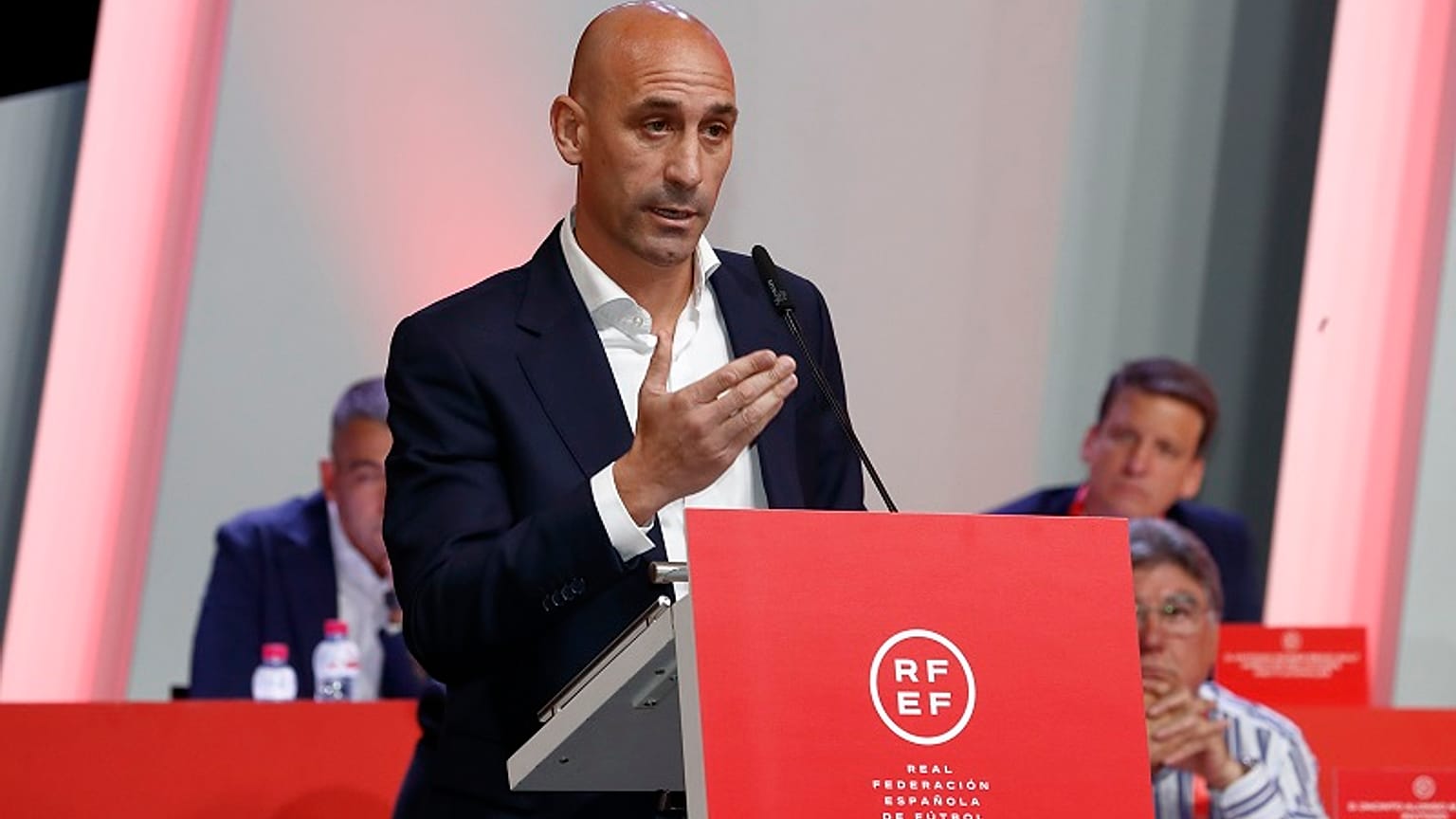 El presidente de la federación española de fútbol, Luis Rubiales, habla durante una reunión general de emergencia en Las Rozas, el viernes 25 de agosto de 2023
