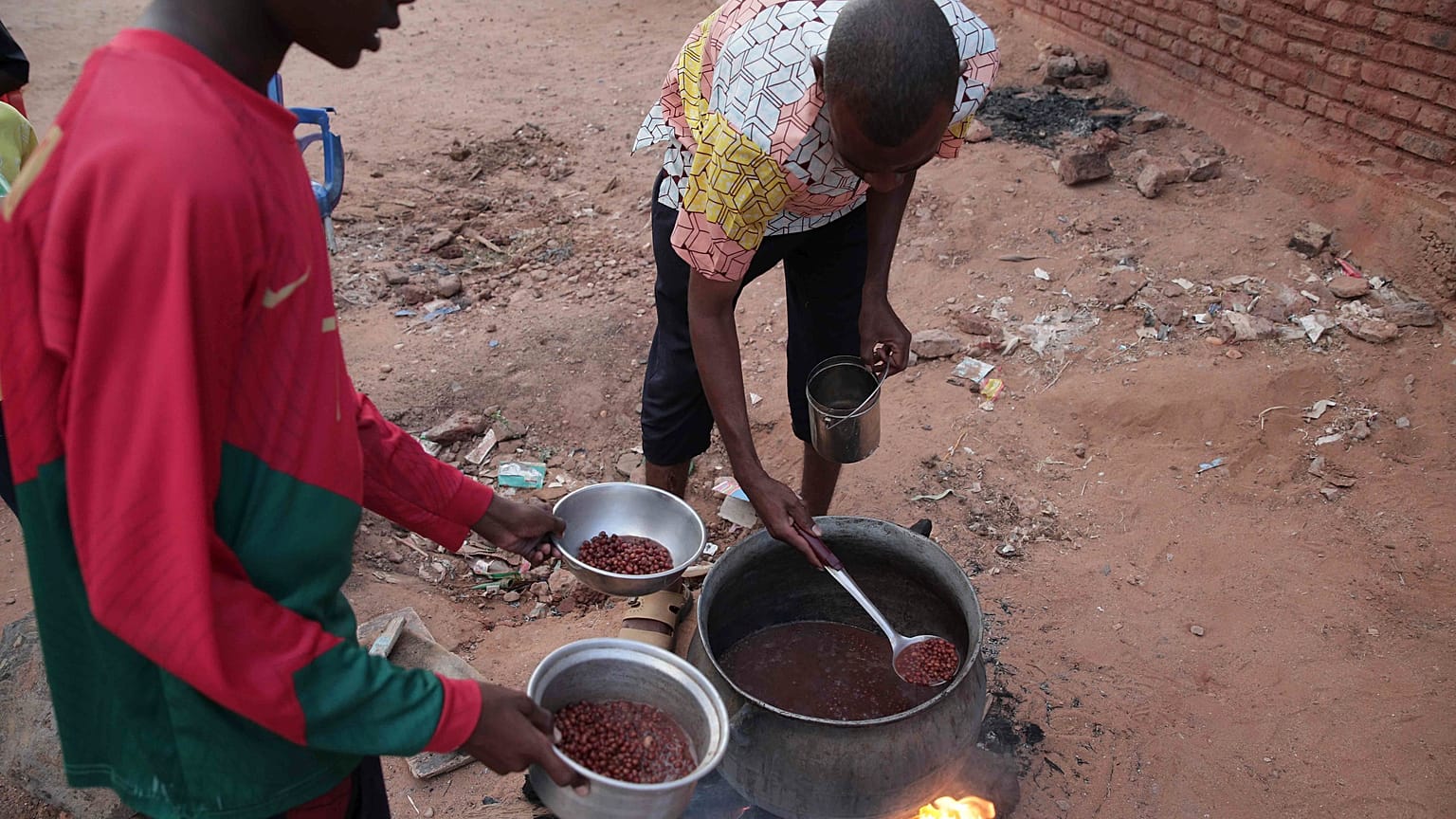  سودانيون يعدون الطعام في أحد أحياء الخرطوم، السودان