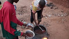  سودانيون يعدون الطعام في أحد أحياء الخرطوم، السودان