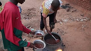  سودانيون يعدون الطعام في أحد أحياء الخرطوم، السودان