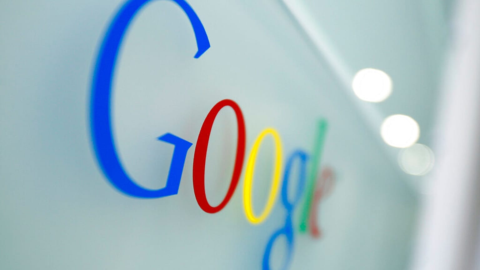 ABD'li teknoloji şirketi Google'ın Brüksel'deki merkez ofisinin girişinde asılı olan firmanın logosu