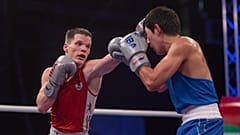 A későbbi győztes Vibrán Gábor (pirosban) és a kazah Kenzse Muratulj a Bocskai István nemzetközi ökölvívó emlékverseny férfi 54 kilogrammos döntőjében 2024. január 20-án.