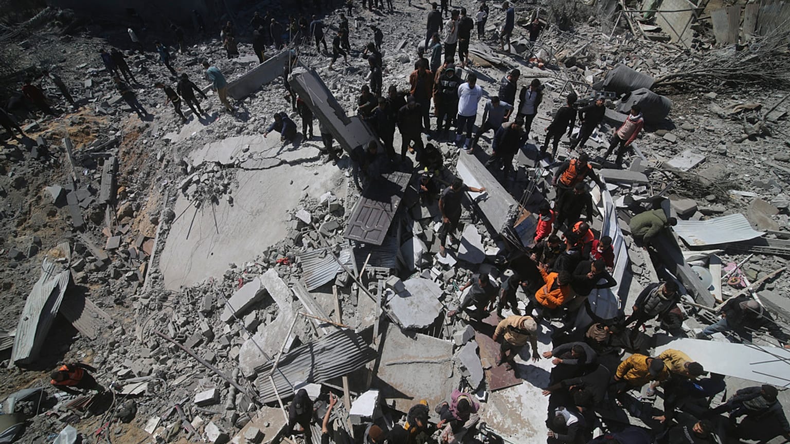 Palästinenser vor einem Wohnhaus, das bei einem israelischen Angriff in Rafah im Gazastreifen zerstört wurde, Dienstag, 20. März 2024.