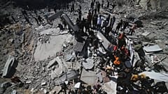 Palästinenser vor einem Wohnhaus, das bei einem israelischen Angriff in Rafah im Gazastreifen zerstört wurde, Dienstag, 20. März 2024.