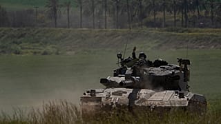 Soldados israelíes se mueven encima de un tanque cerca de la frontera entre Israel y Gaza, visto desde el sur de Israel, el miércoles 20 de marzo de 2024.
