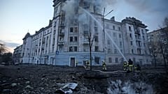 Des pompiers interviennent sur un site touché par les attaques russes à Kyiv, jeudi 21 mars 2024.
