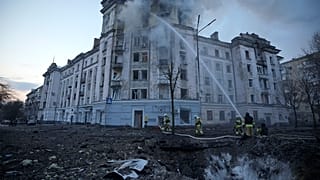 Des pompiers interviennent sur un site touché par les attaques russes à Kyiv, jeudi 21 mars 2024.
