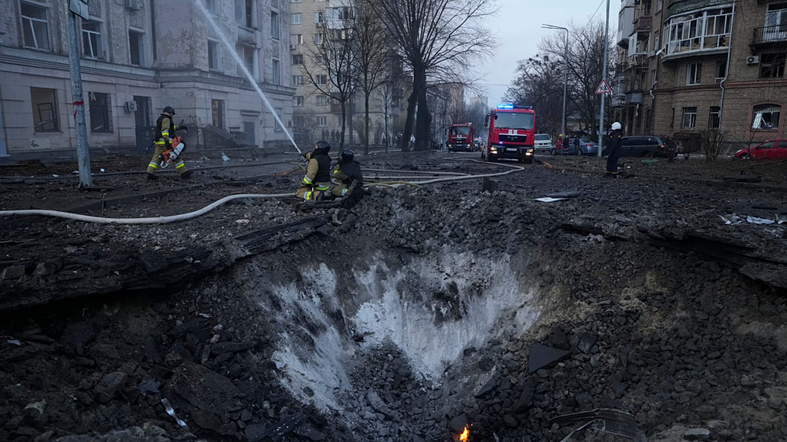 Estima-se que haja cinco pessoas presas nos escombros dos edifícios atingidos em Kharkiv