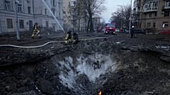 Feuerwehrleute arbeiten in der Nähe des Kraters nach den russischen Angriffen in Kiew, Ukraine, Donnerstag, 21. März 2024.