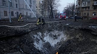 Bomberos trabajan tras los últimos ataques rusos sobre Kiev.