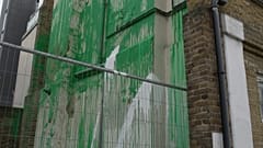 Nova obra de arte de Banksy foi vadalizada com tinta branca