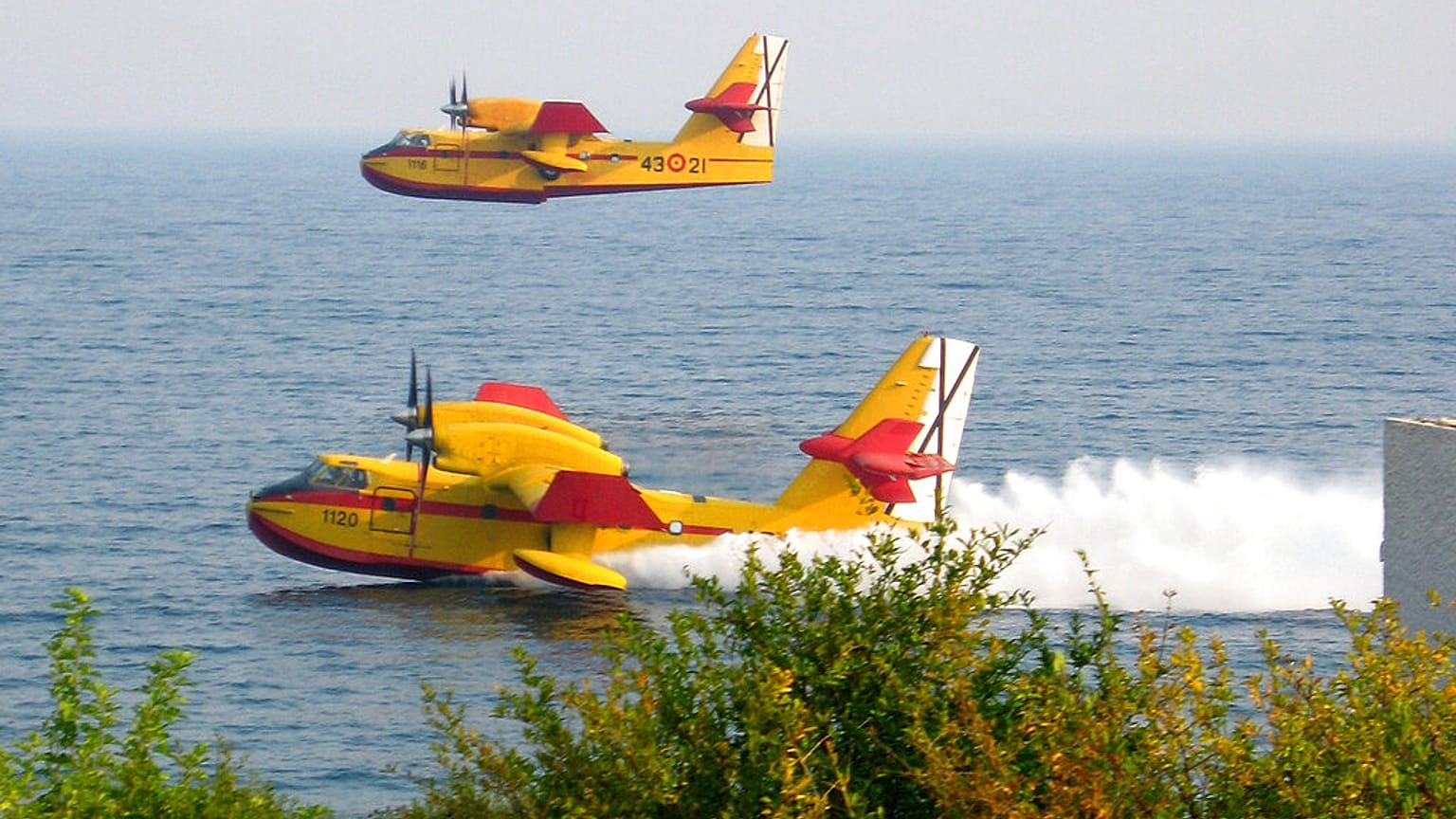 Ανεφοδιασμός Canadair στο Γύθειο (φωτογραφία αρχείου)