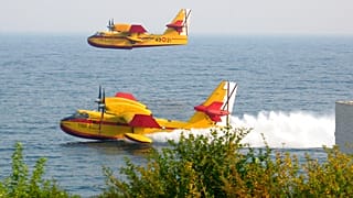 Ανεφοδιασμός Canadair στο Γύθειο (φωτογραφία αρχείου)