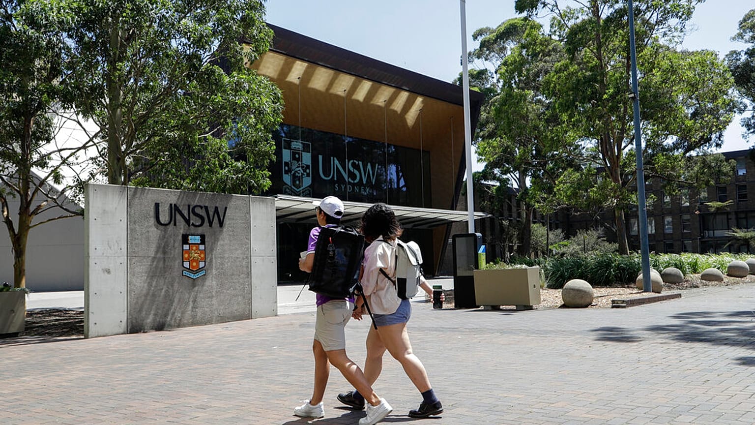 Avustralya'nın Sidney kentindeki New South Wales Üniversitesi kampüsünde Çinli öğrenciler