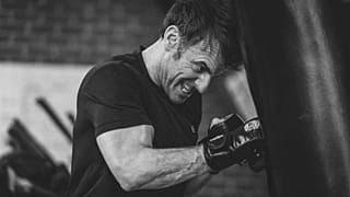 Una foto ufficiale che mostra Emmanuel Macron mentre colpisce un sacco da boxe. 