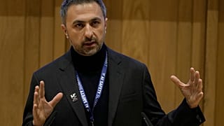 Mustafa Suleyman, cofondateur et PDG d'Inflection AI, s'adresse à un journaliste lors du sommet sur la sécurité de l'IA à Bletchley Park, Milton Keynes, Angleterre, mercredi 1er novembre 2023. 