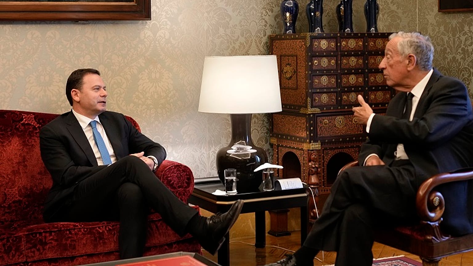 Luis Montenegro (izqda.) con Marcelo Rebelo de Sousa en Lisboa el miércoles 20 de marzo