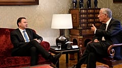 Luis Montenegro (izqda.) con Marcelo Rebelo de Sousa en Lisboa el miércoles 20 de marzo